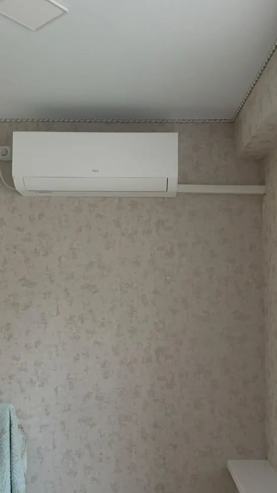 Unitate interioară pe perete cu tapet