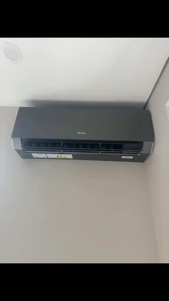 Video: GREE cu carcasă neagră și unitatea exterioară